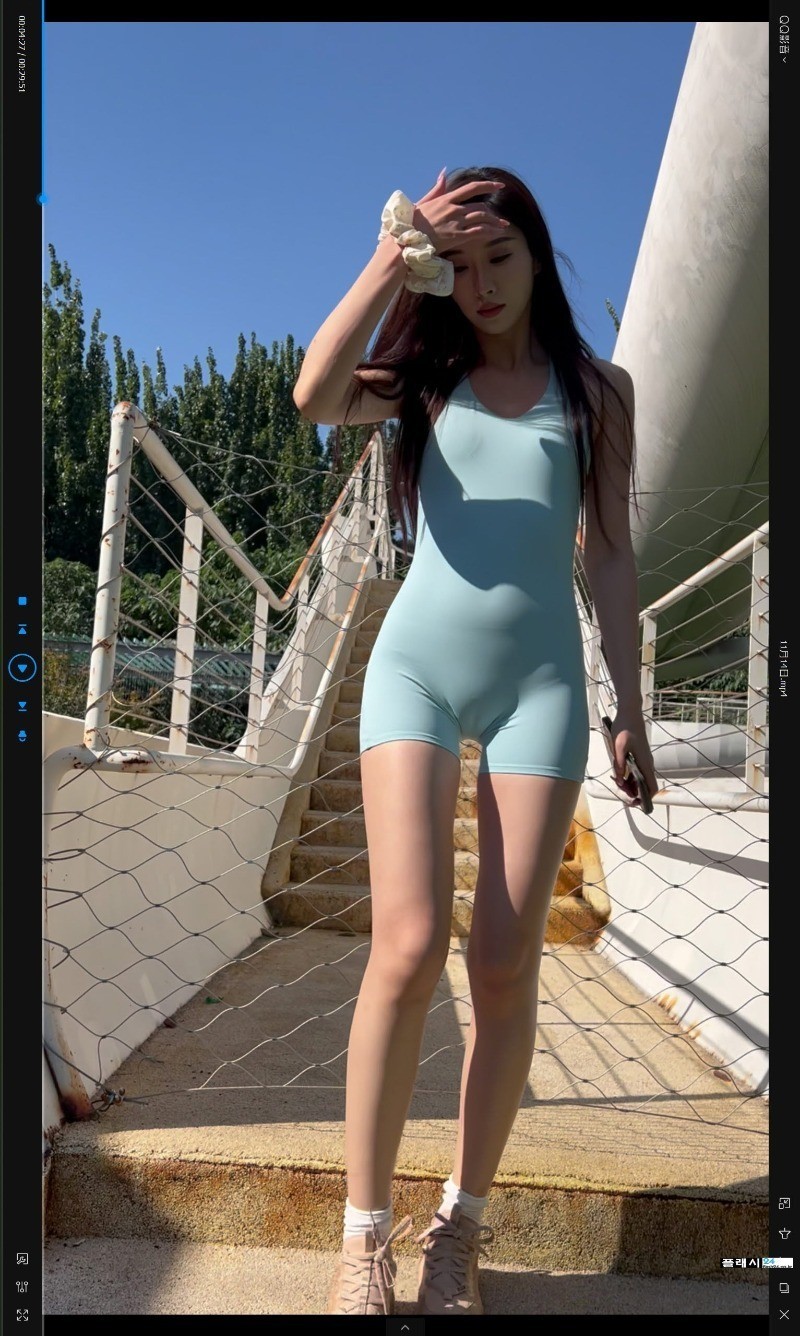 아침부터 흥분시키는 점프슈트 운동녀-5