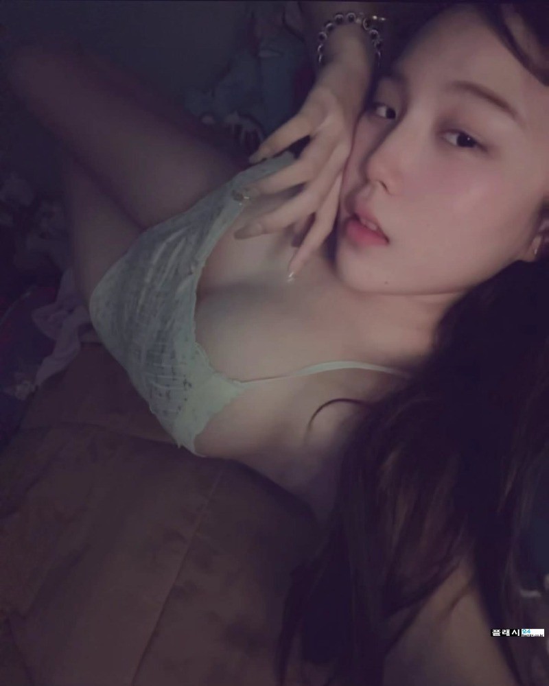 학교 가기 전 침대에서 뒹굴뒹굴하는 여동생-3