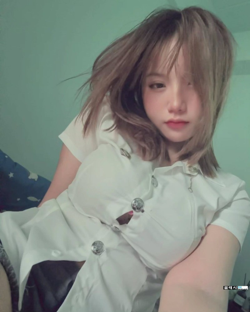 학교 가기 전 침대에서 뒹굴뒹굴하는 여동생-4