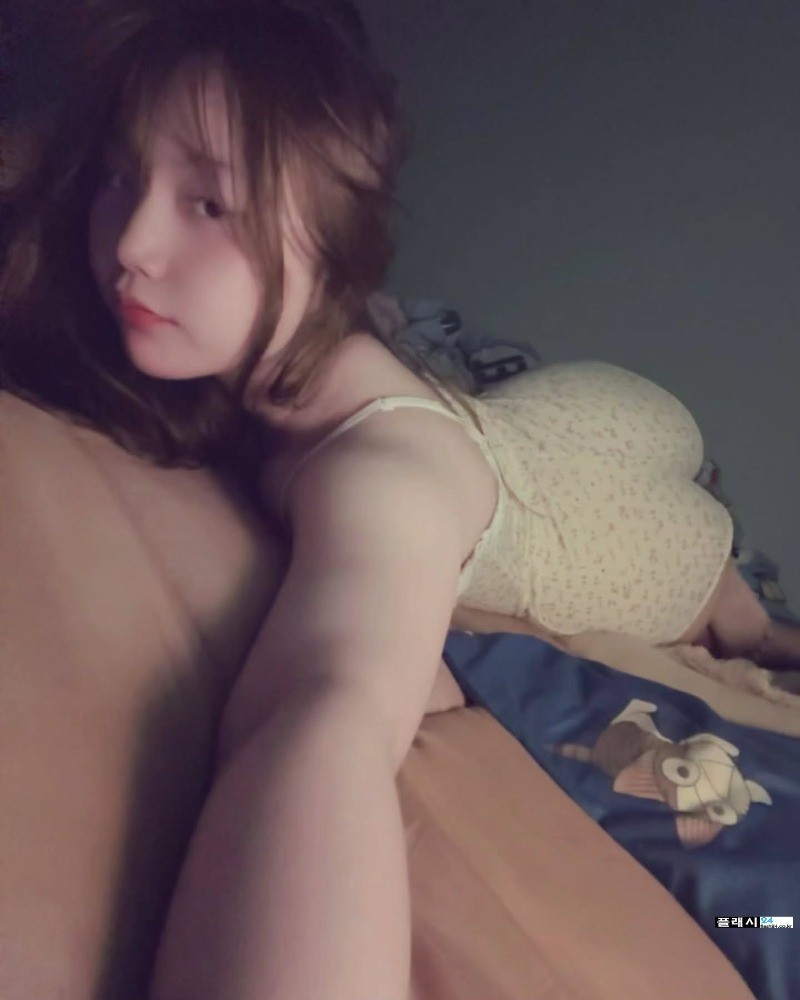 학교 가기 전 침대에서 뒹굴뒹굴하는 여동생-6