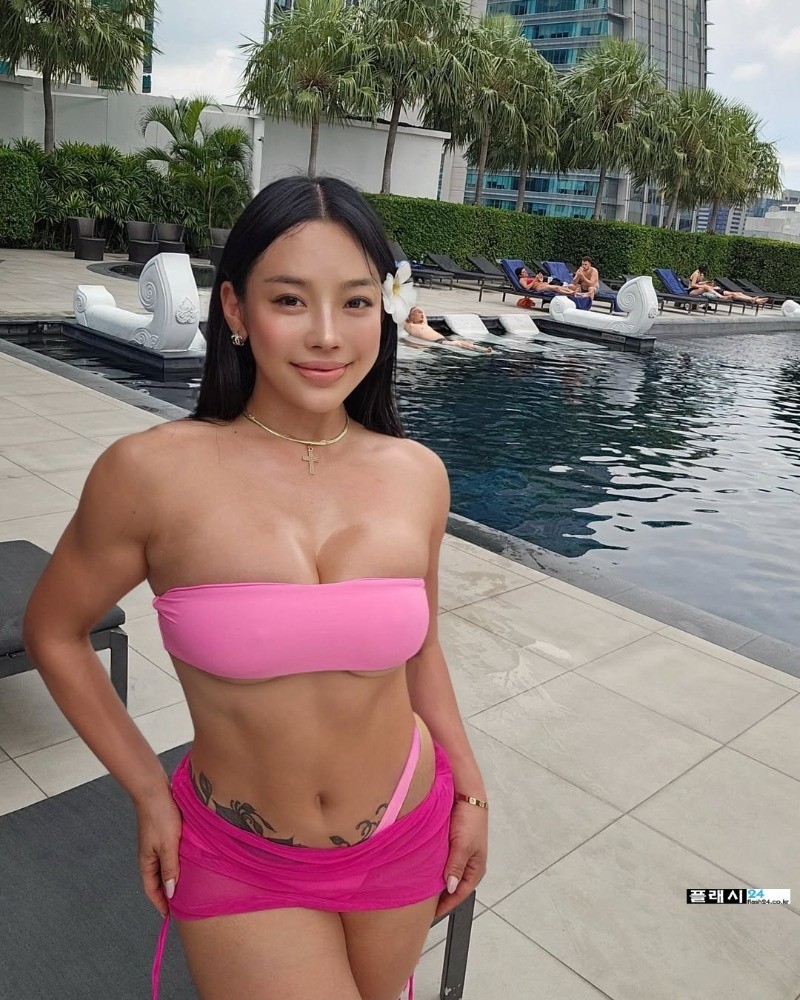 20대들한테 대시 받는다는 55세 머슬퀸-2