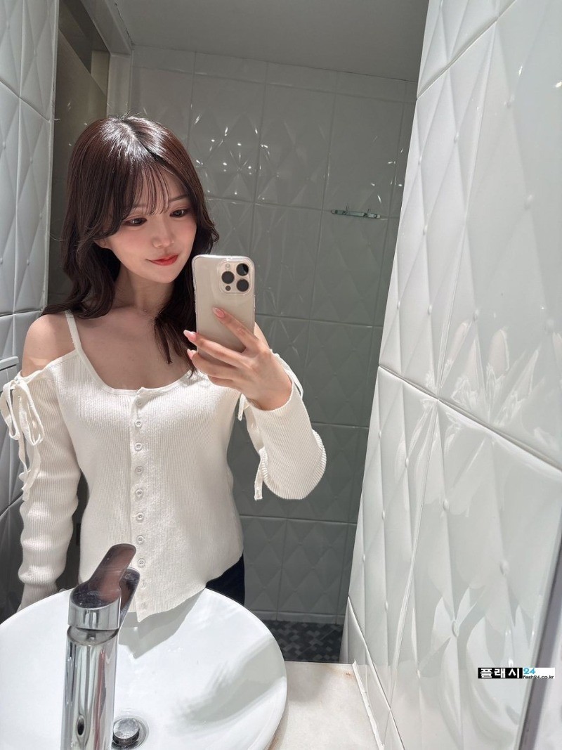 미모가 출중한 아나운서 출신 배우 와카 나츠키