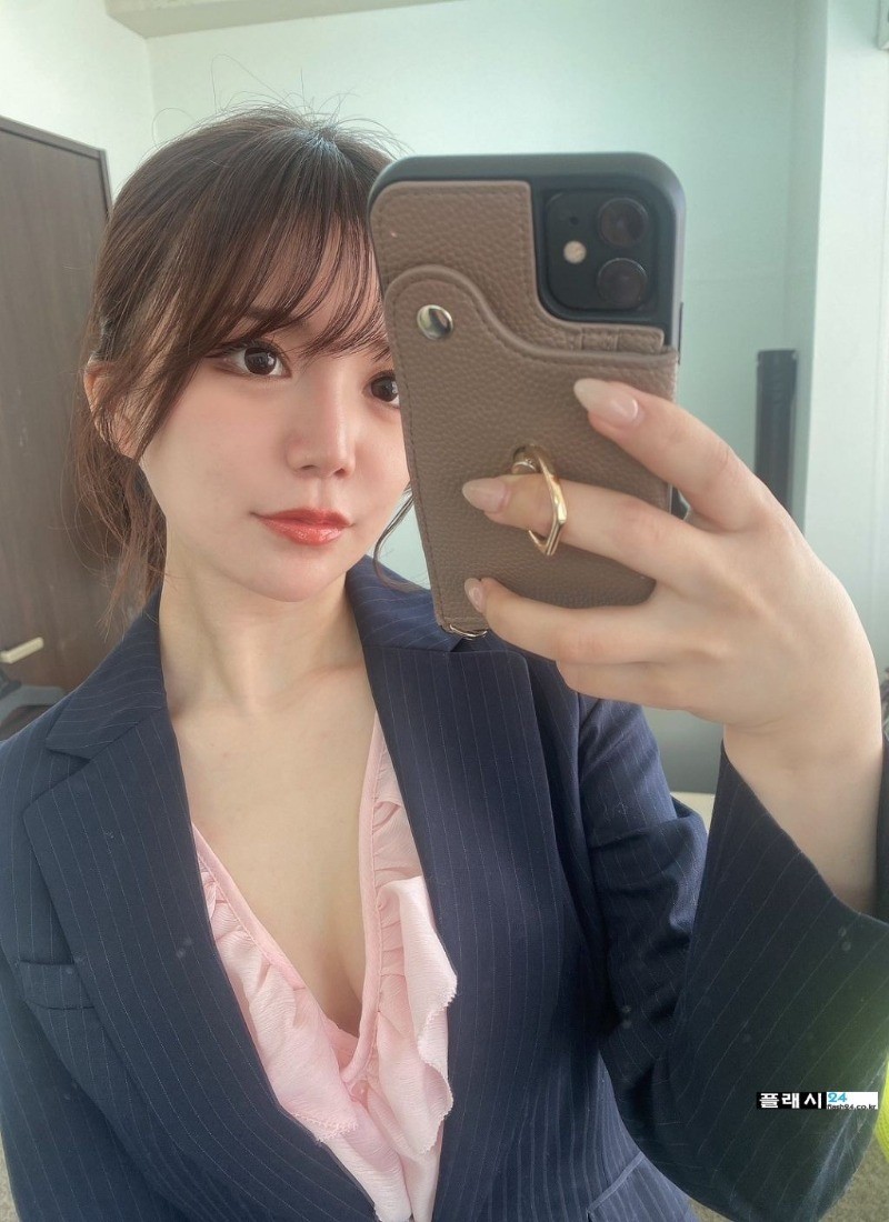 미모가 출중한 아나운서 출신 배우 와카 나츠키-4