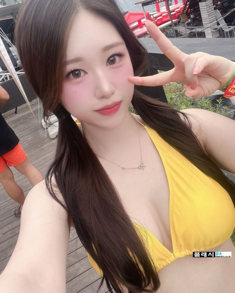 모델 지니 빠지에서 노란 수영복-3