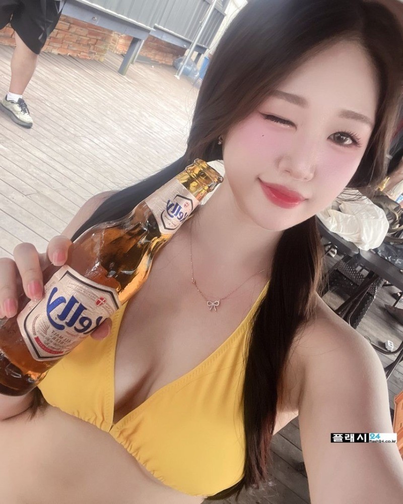 모델 지니 빠지에서 노란 수영복-4