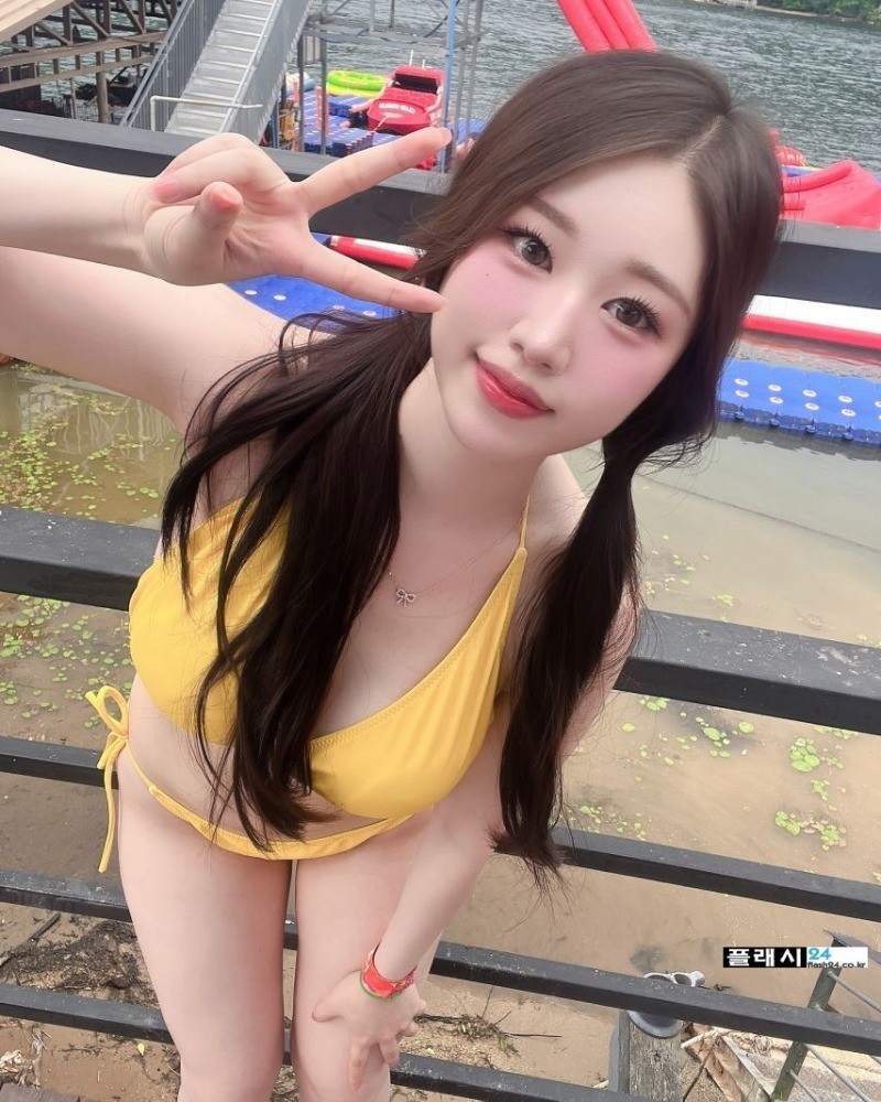 모델 지니 빠지에서 노란 수영복-7