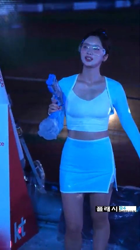 물총쏘는 KT 김정원 치어리더-3