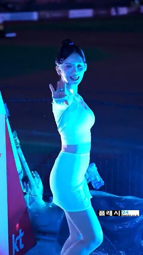 물총쏘는 KT 김정원 치어리더-6