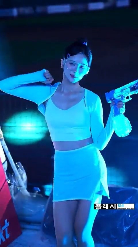 물총쏘는 KT 김정원 치어리더-8