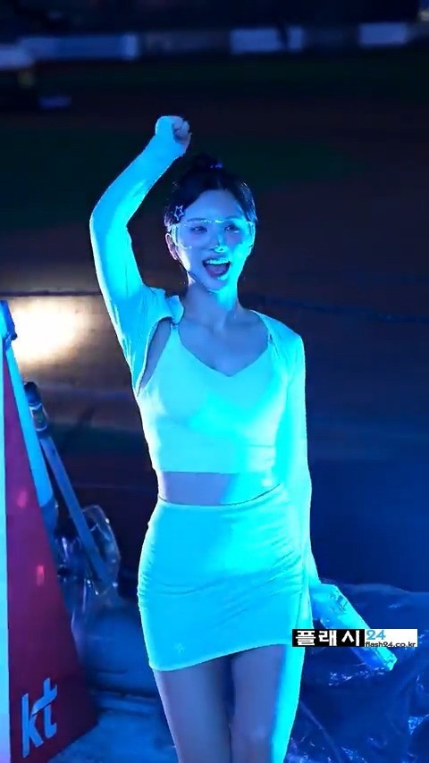 물총쏘는 KT 김정원 치어리더-9