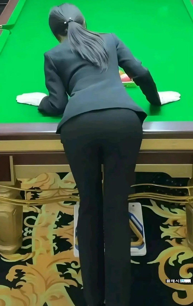 그렇게 인기많다는 골프 심판 누나-6