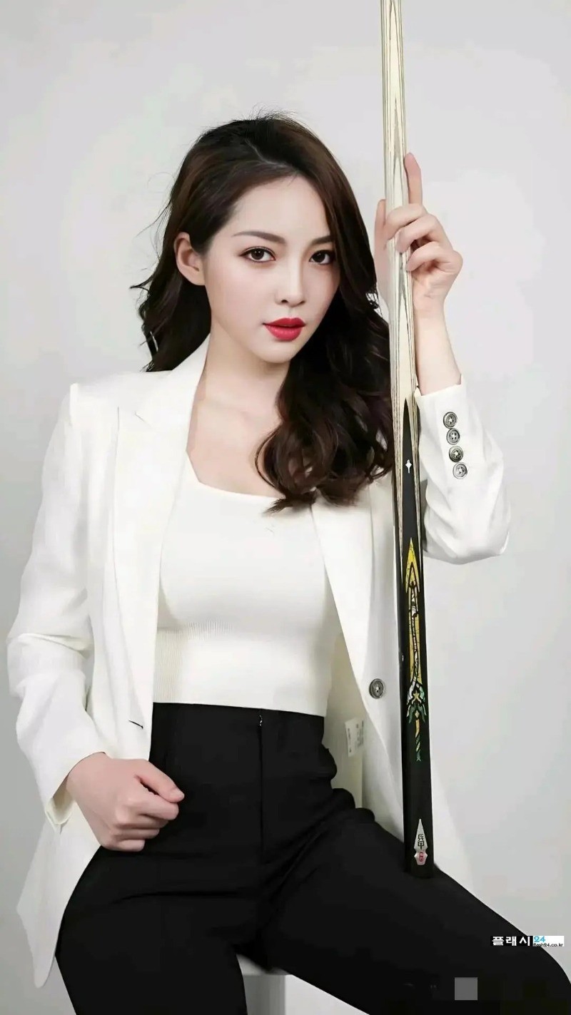 그렇게 인기많다는 골프 심판 누나-8