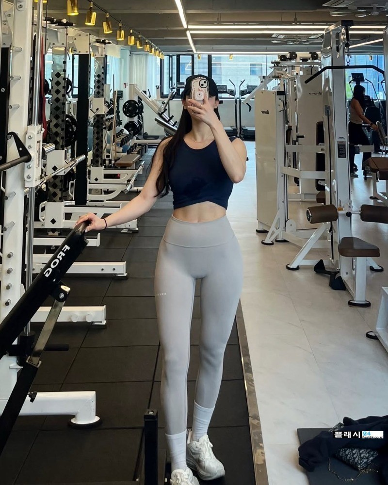 쫀쫀한 헬스장 인증녀
