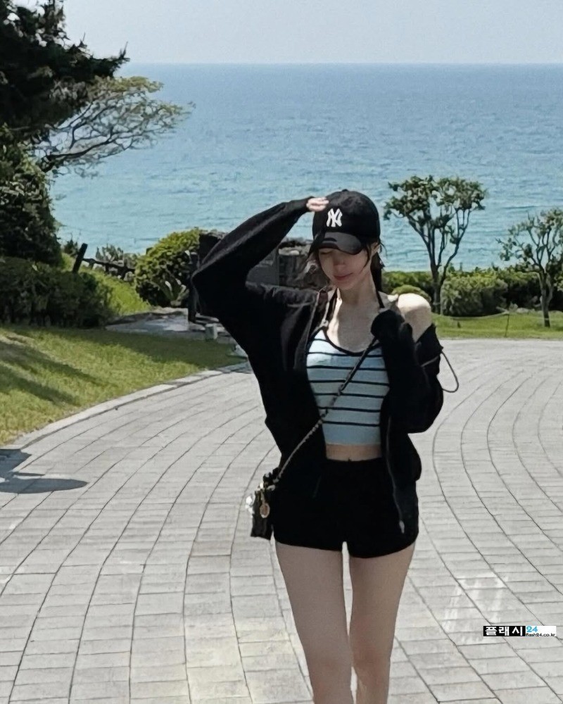 여자들이 그렇게 부러워 한다는 아윤 골반 라인-6