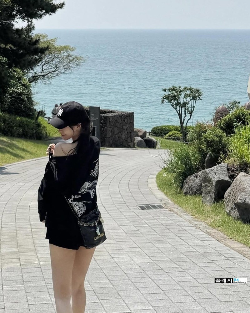 여자들이 그렇게 부러워 한다는 아윤 골반 라인-7