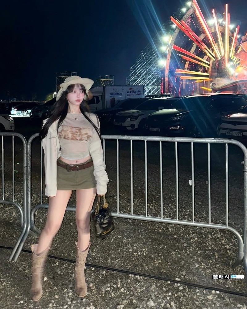여자들이 그렇게 부러워 한다는 아윤 골반 라인-15