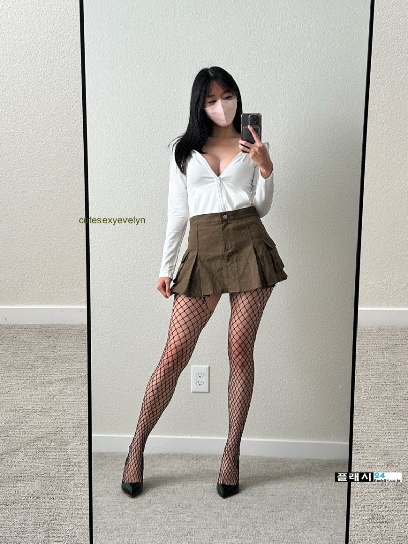 아직도 마스크 못벗는 이블린-5