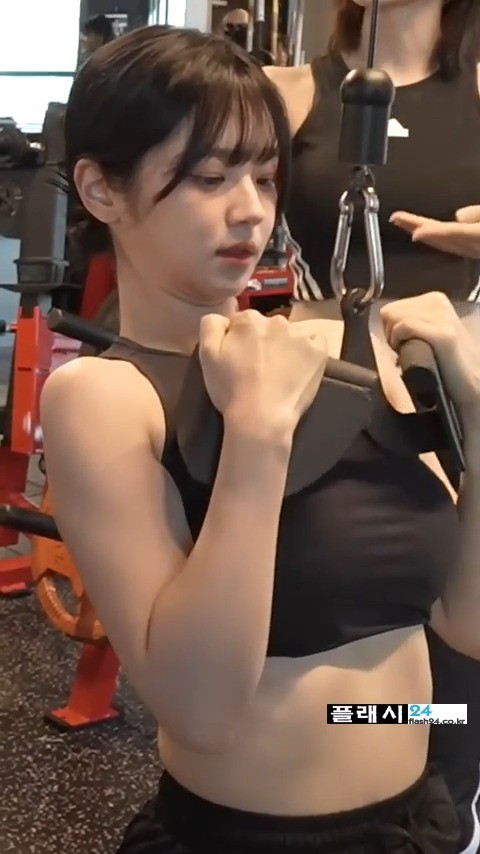 짐종국에서 운동하는 QWER 쵸단-7
