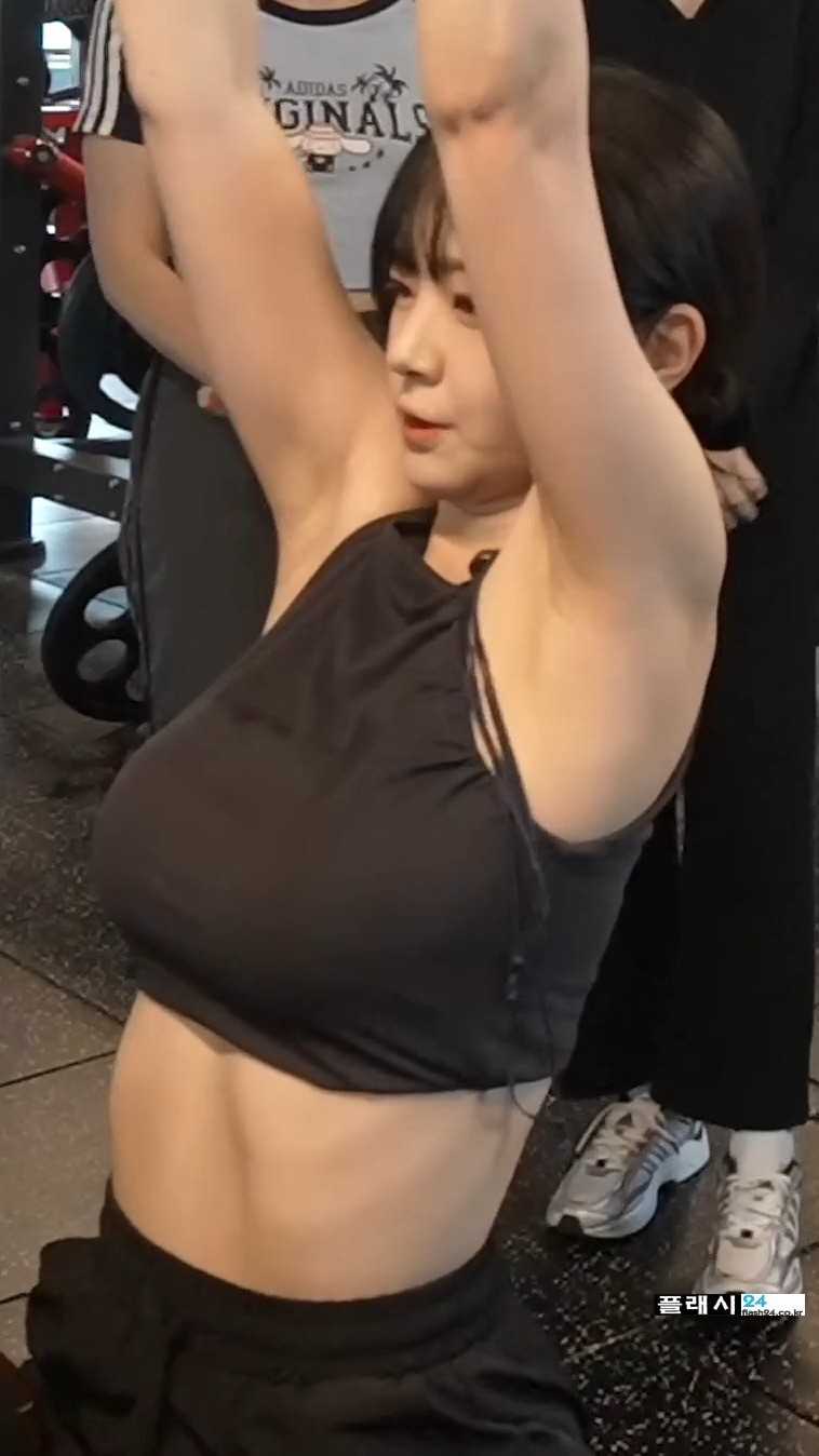 짐종국에서 운동하는 QWER 쵸단-15