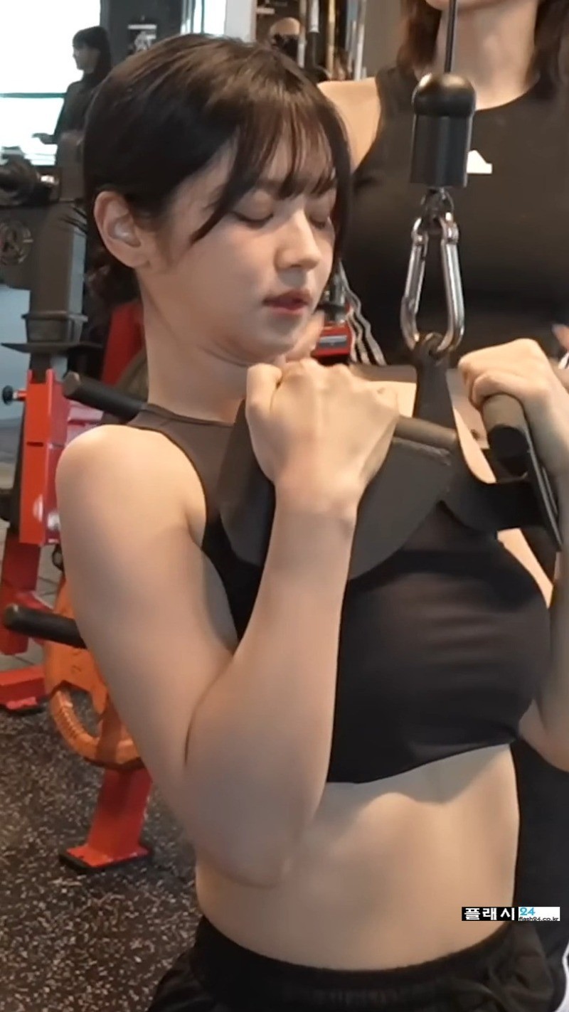 짐종국에서 운동하는 QWER 쵸단-18