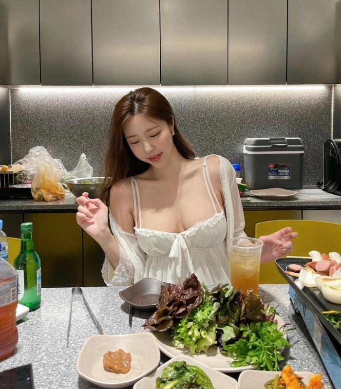 고기 구워먹는 사진