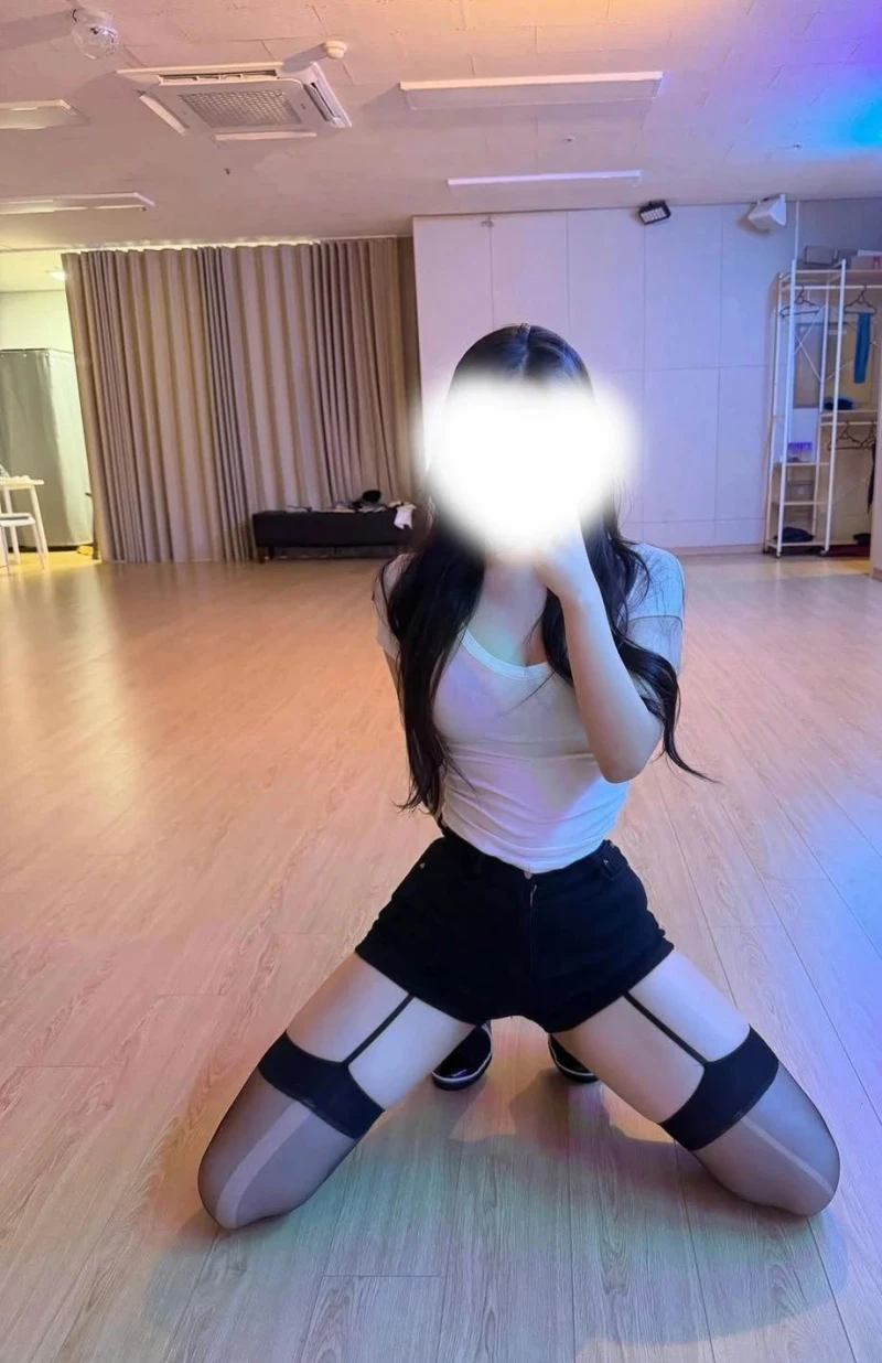 미시룩 입은 07년생 댄스팀 여대생