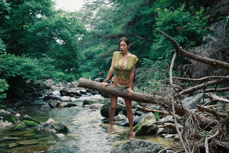 계곡 화보 촬영중인 지삼-5