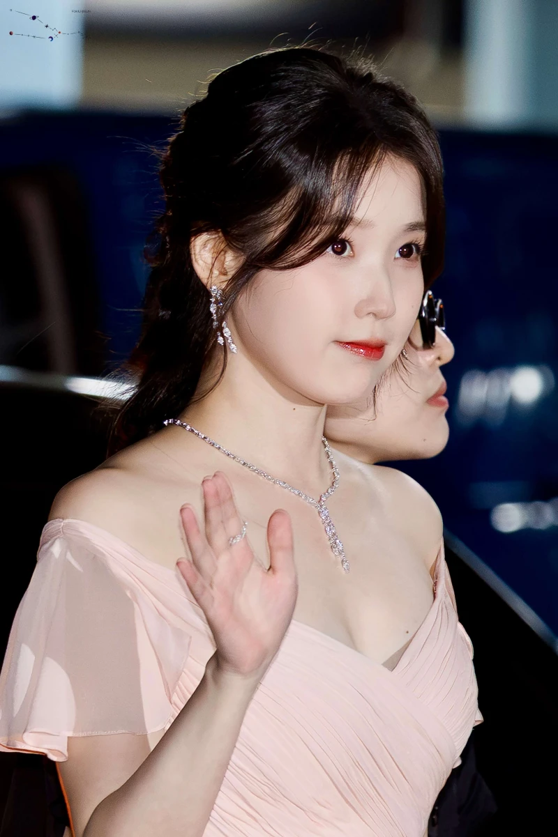 아이유 슴 위 점