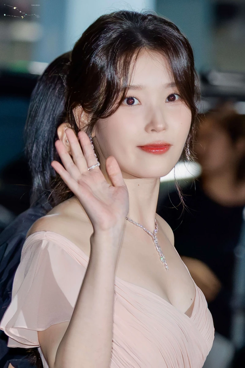 아이유 슴 위 점-3