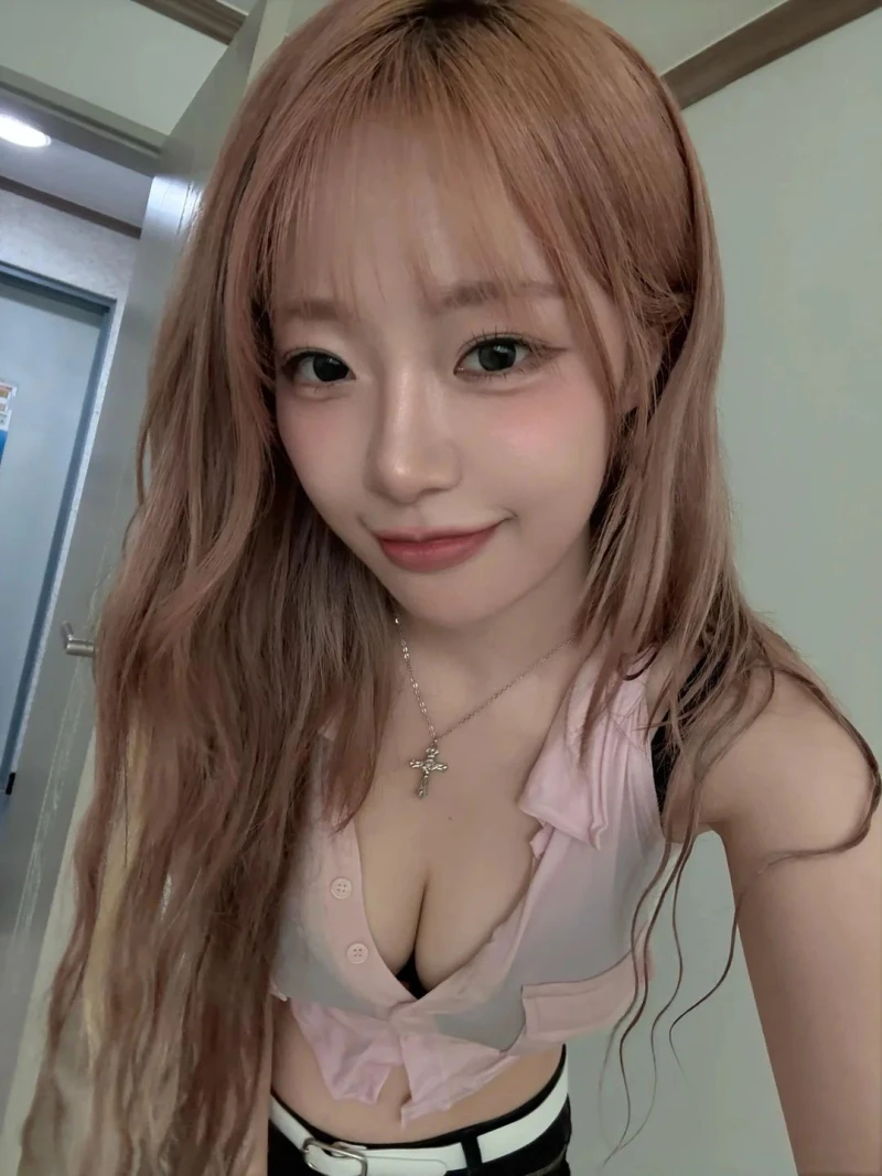 연핑크 밀착 셔츠 블랙 브라 지지원