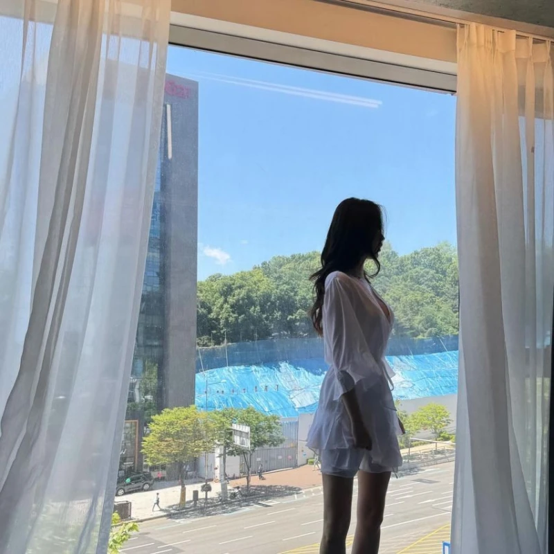 속옷차림으로 침대에서-9
