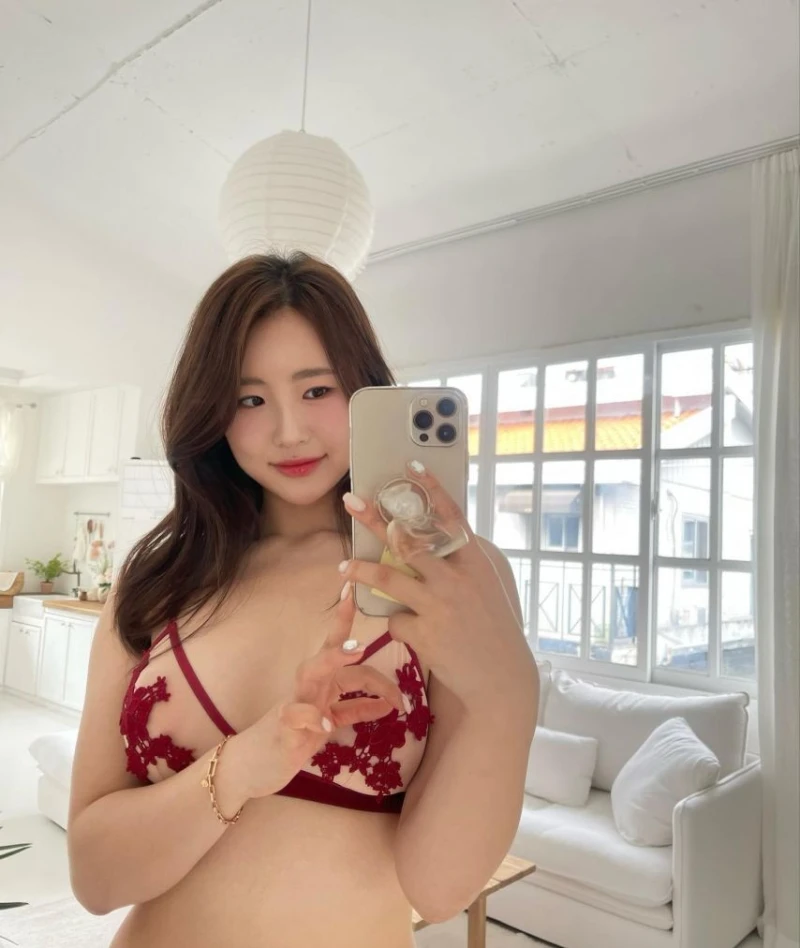 청순한 얼굴에 그렇지 못한 몸매-3