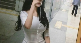 얼굴가리고 사진찍는 여성들