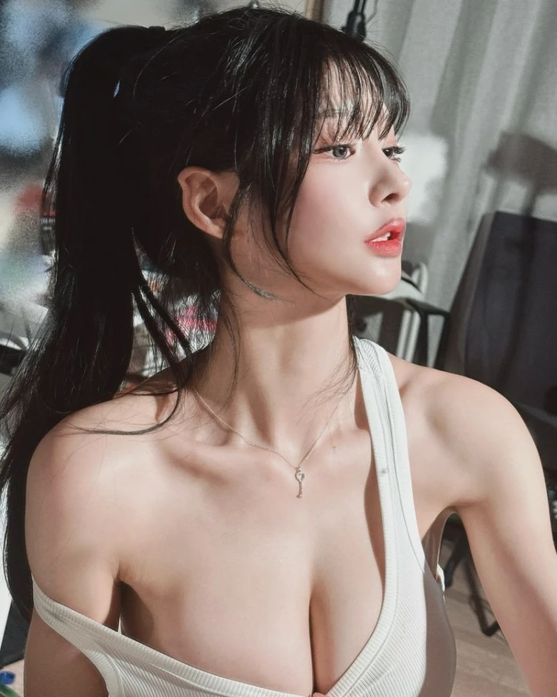 한 쪽 어깨끈 내려간 갓세희 초고화질샷