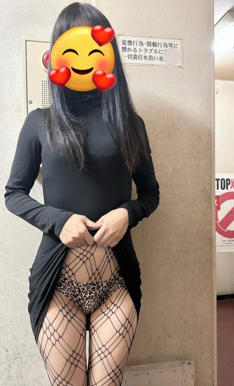비상구에서 팬티 보여주는 처자