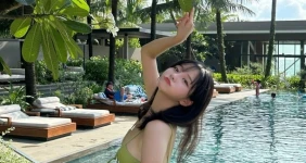 박민정 수영장 연두색 끈 수영복
