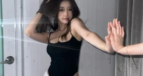 등교룩 체크하는 처자