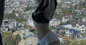 여행간 여자친구의 호텔 편안한 옷차림