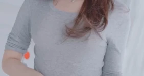 답답함을 못견디는 모델 벨라