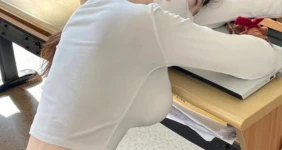 강의실 수업하는데 자는 여학생