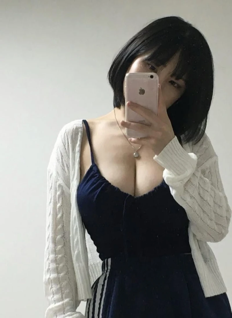 옆에서 보니까 더 엄청난 가슴
