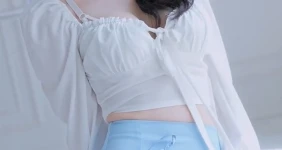 옷을 하나씩 풀어주는 모델 희솔
