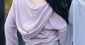 QWER 쵸단 청바지 뒤태