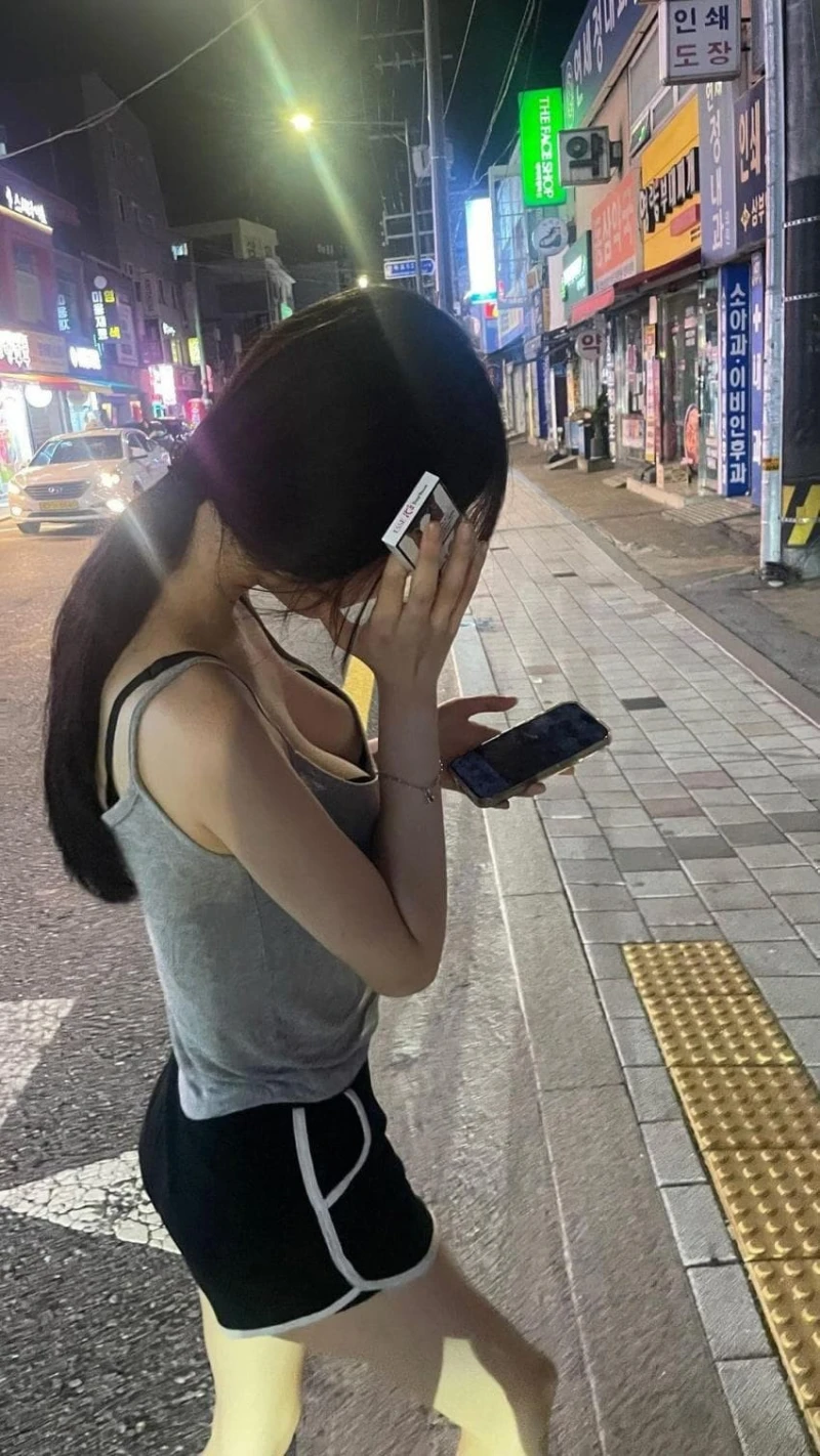 사진 찍는걸 부끄러워하는 여사친