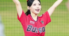 치어리더 김나현 빨간 유니폼 원피스