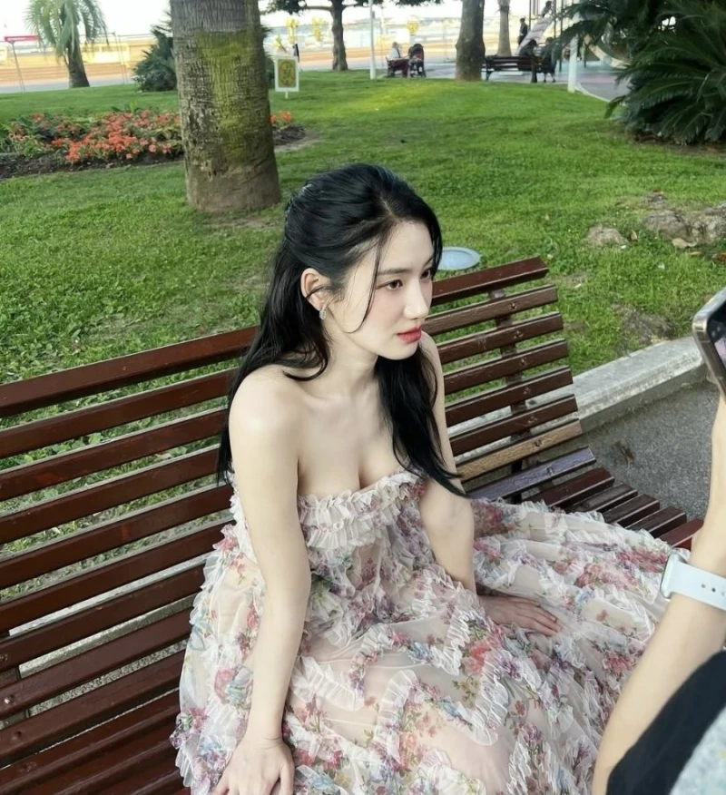 박주현 칸 영화제 드레스 슴골 노출-3