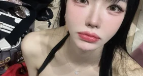 하얀피부 누나 vs 태닝한 섹시녀