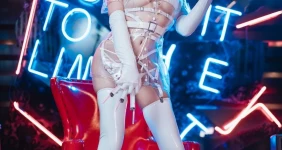 대놓고 가슴 어필하는 코스녀