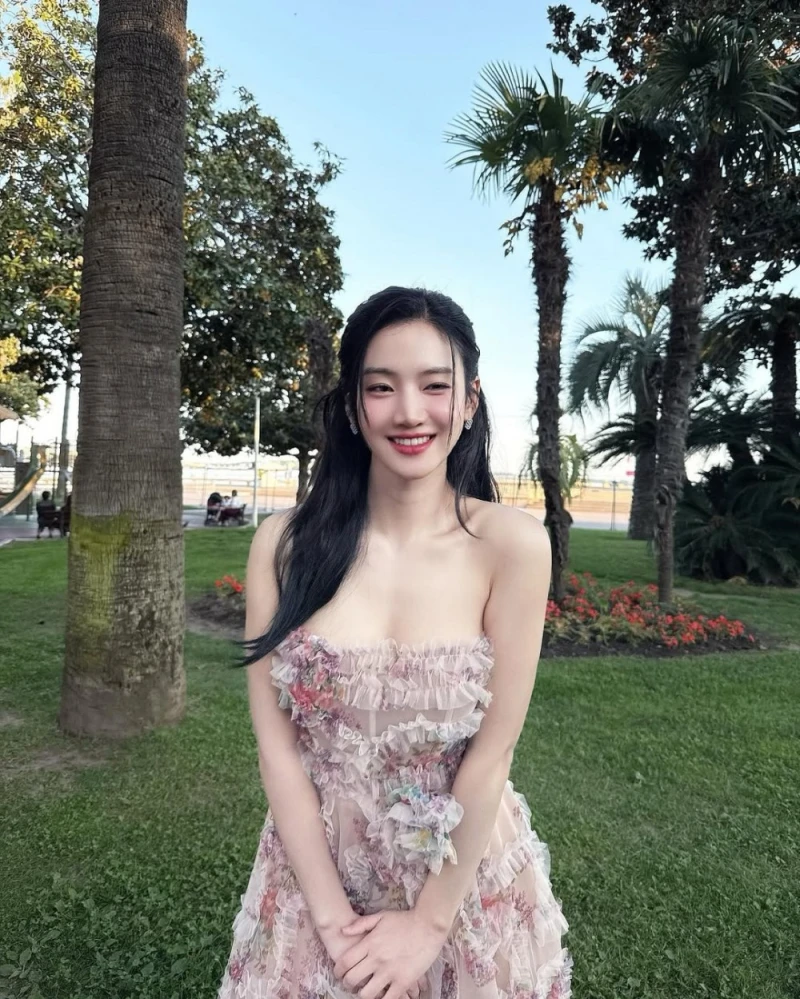 과감한 의상 입은 배우 박주현 근황-4