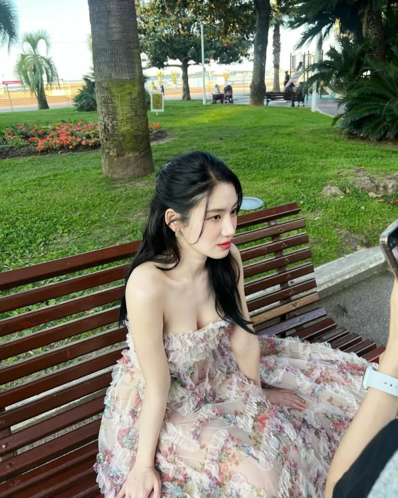 과감한 의상 입은 배우 박주현 근황-5